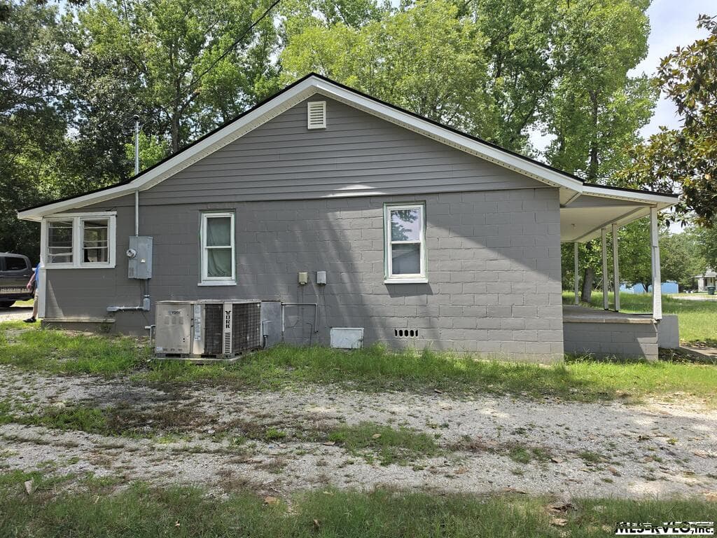 515 Hinson St, Roanoke Rapids NC 27870 photo 2