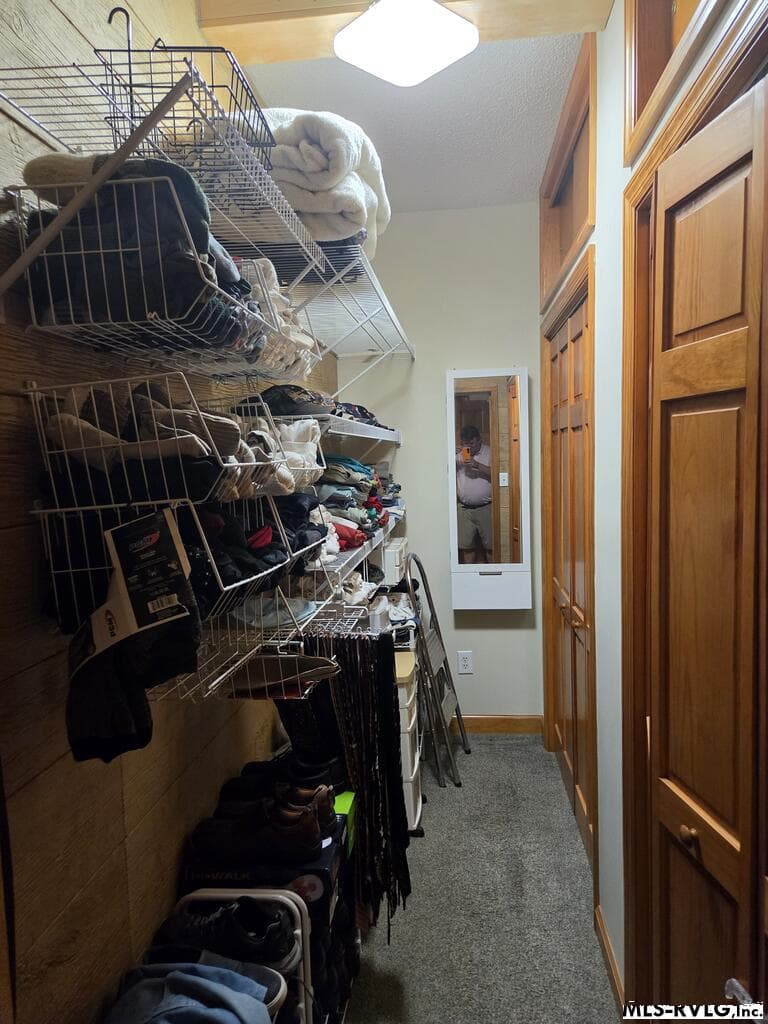 MASTER BEDROOM WALK-IN CLOSET