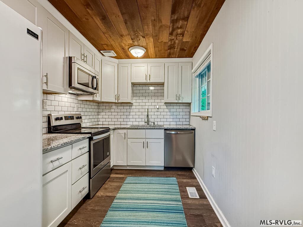Updated Kitchen / Stainless Steal Appliances - 639 Holly Grove Ln, Bracey VA 23919, Bracey
