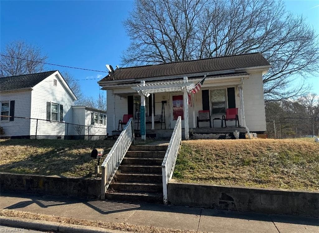 209 N 2nd Avenue, Mayodan NC 27027
