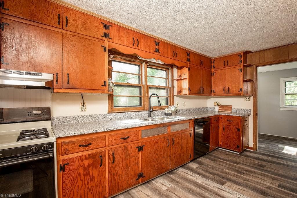 Stick/Site Built at 1616 Lucas Avenue, Greensboro NC 27405, photo 6 of 21