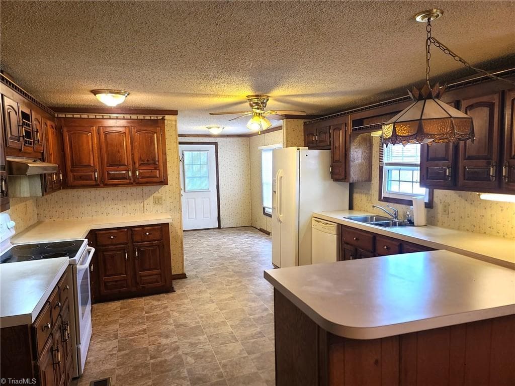 Manufactured Home at 220 Joyner Circle, Rural Hall NC 27045, photo 2 of 29