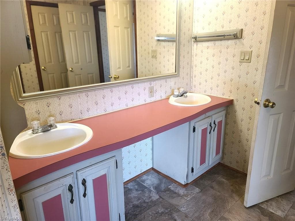 Manufactured Home at 220 Joyner Circle, Rural Hall NC 27045, photo 9 of 29