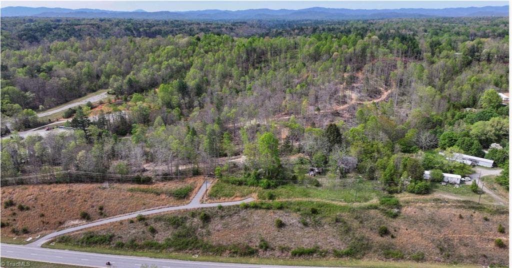 Single Family Residence at 161 Queen Drive, North Wilkesboro NC 28659, North Wilkesboro, photo 3 of 22