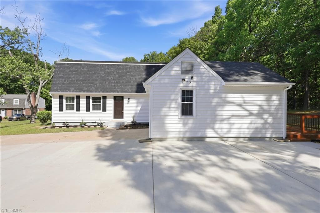 Stick/Site Built at 1930 Middlewood Court, High Point NC 27265, photo 4 of 40