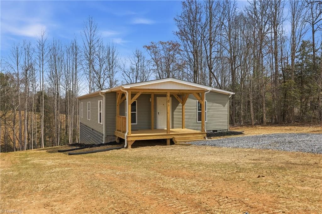 Manufactured Home at 253 Ridge Top Road, North Wilkesboro NC 28659, photo 5 of 39
