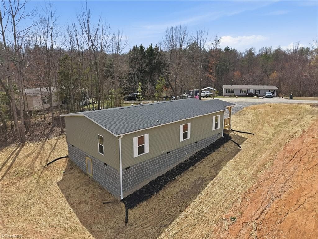 Manufactured Home at 253 Ridge Top Road, North Wilkesboro NC 28659, photo 4 of 39