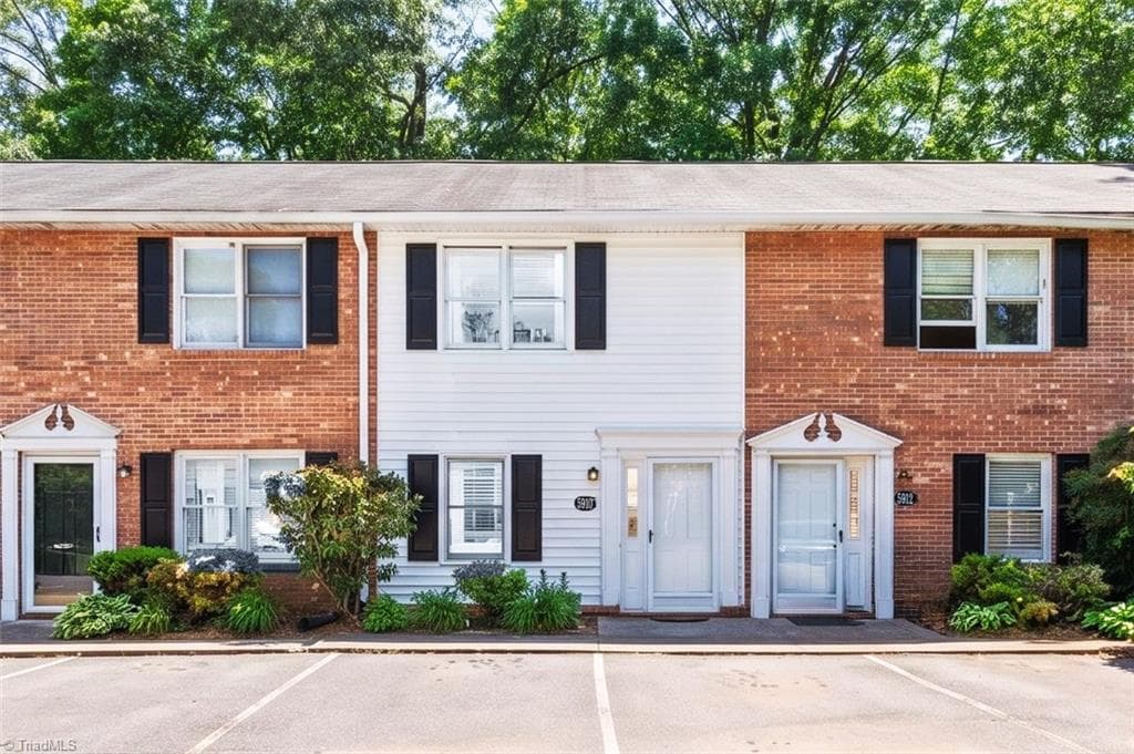 5910 King Charles Court, Clemmons NC 27012