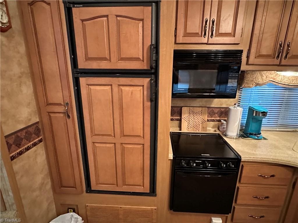 Manufactured Home at 114 Oak Street, New London NC 28127, photo 11 of 50