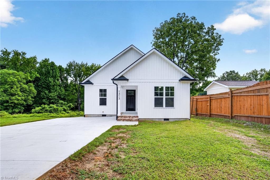 Stick/Site Built at 1313 Kearns Alley, High Point NC 27260, photo 6 of 42
