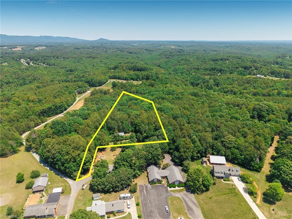 102 Hawks Road, King NC 27021