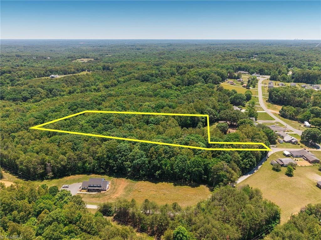 Single Family Residence at 102 Hawks Road, King NC 27021, photo 4 of 20