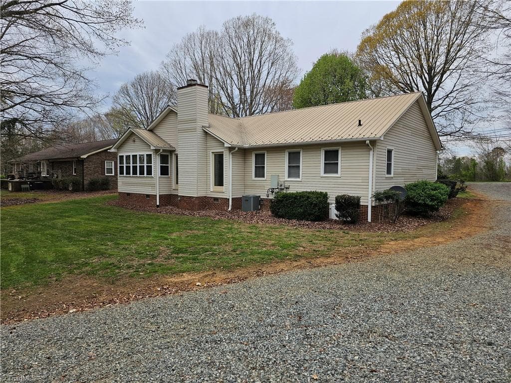 Stick/Site Built at 5712 Holly Grove Road, Thomasville NC 27360, photo 3 of 20