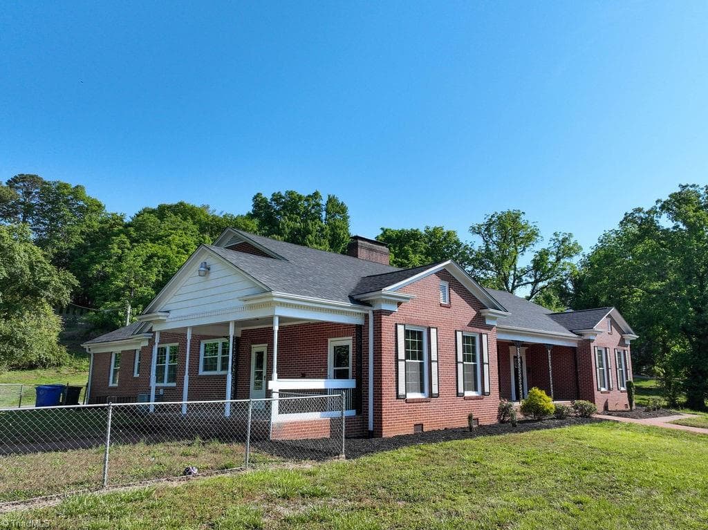 Stick/Site Built at 1006 F Street, North Wilkesboro NC 28659, North Wilkesboro, photo 6 of 41