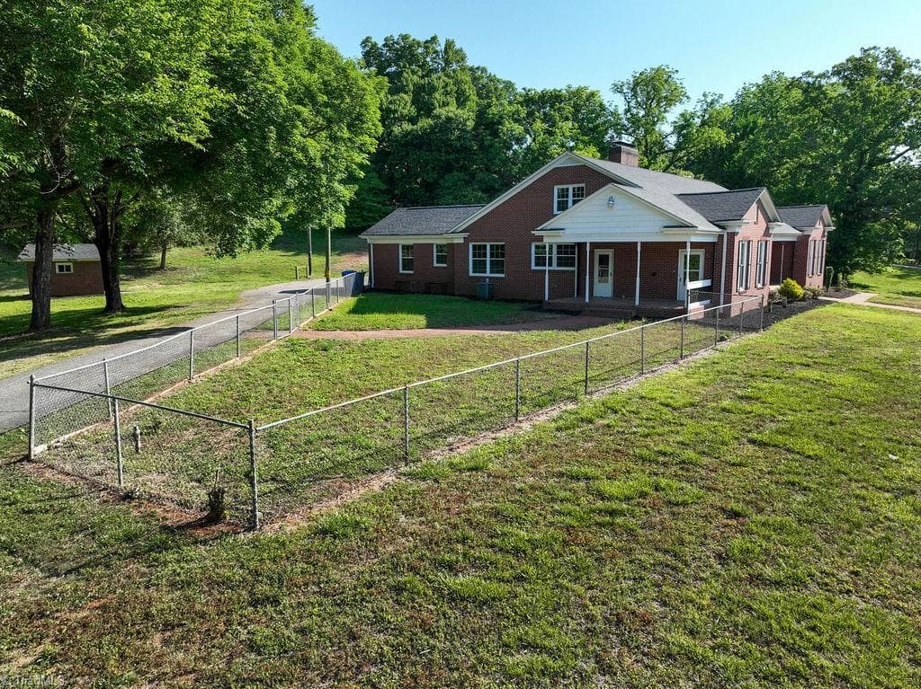 Stick/Site Built at 1006 F Street, North Wilkesboro NC 28659, North Wilkesboro, photo 5 of 41