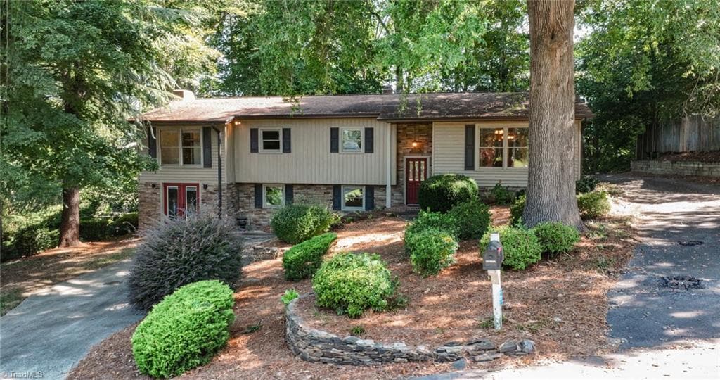 Stick/Site Built at 1524 Holly Circle, Wilkesboro NC 28697, Wilkesboro, photo 5 of 92