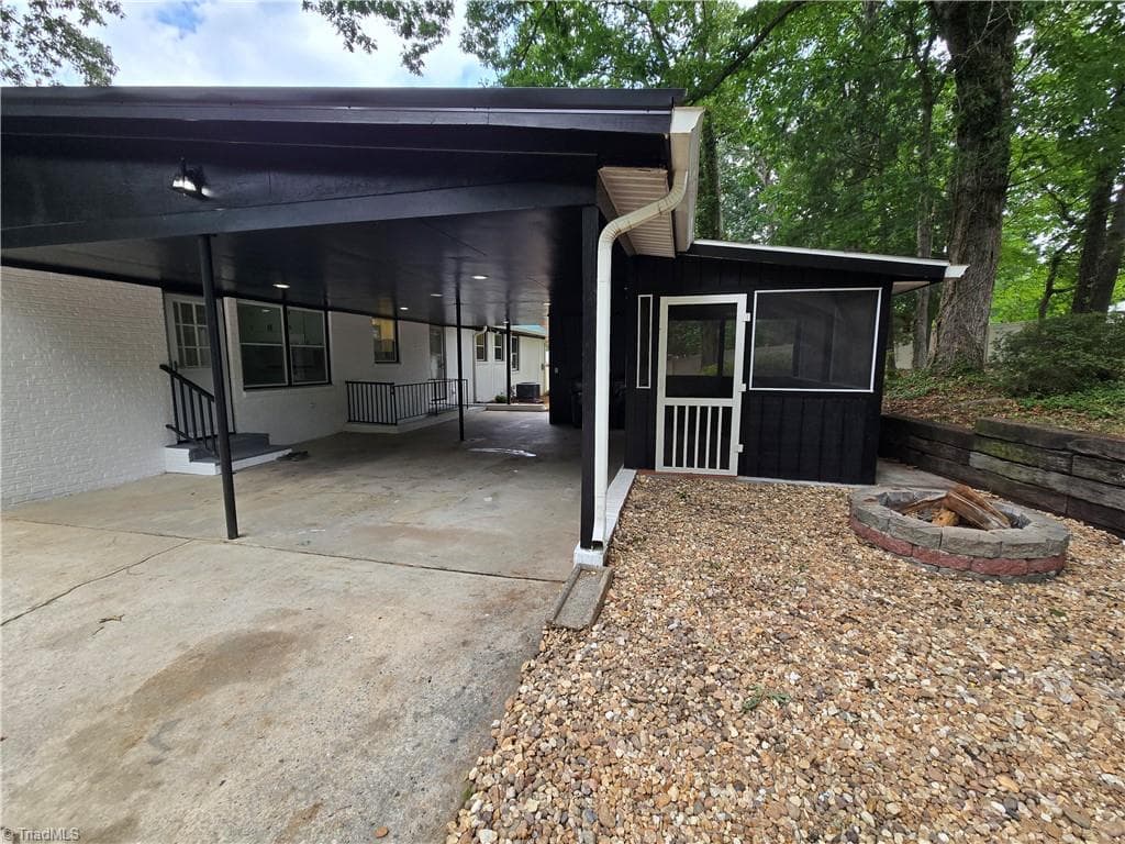 Stick/Site Built at 701 Willowmoore Avenue, Thomasville NC 27360, photo 4 of 32