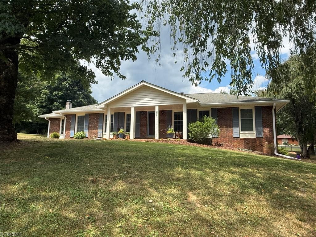 208 Raven Green Street, Wilkesboro NC 28697