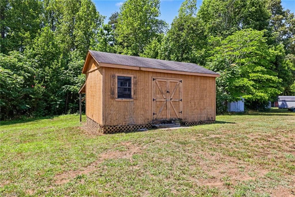Manufactured Home at 3247 Vance Street Extension, Reidsville NC 27320, photo 32 of 33