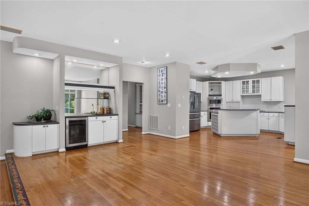 wet bar - 2400 Hunters Crossing Trail, Summerfield NC 27358, Summerfield
