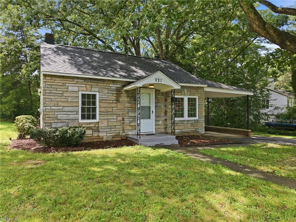 221 Zollicoffer Avenue, Henderson NC 27536