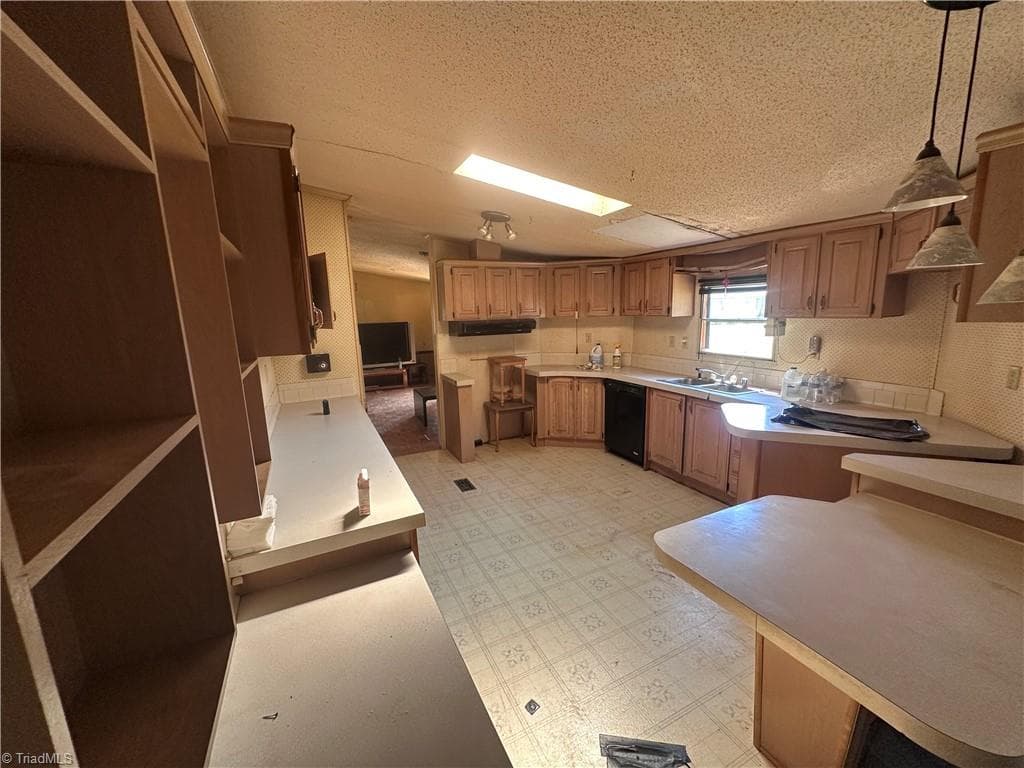 Manufactured Home at 7509 Shady Oaks Road, Connelly Springs NC 28612, Connelly Springs, photo 7 of 11