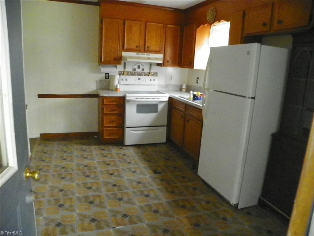 Kitchen and dining room - 189 High Bluff Drive, Lexington NC 27295-9662, Lexington