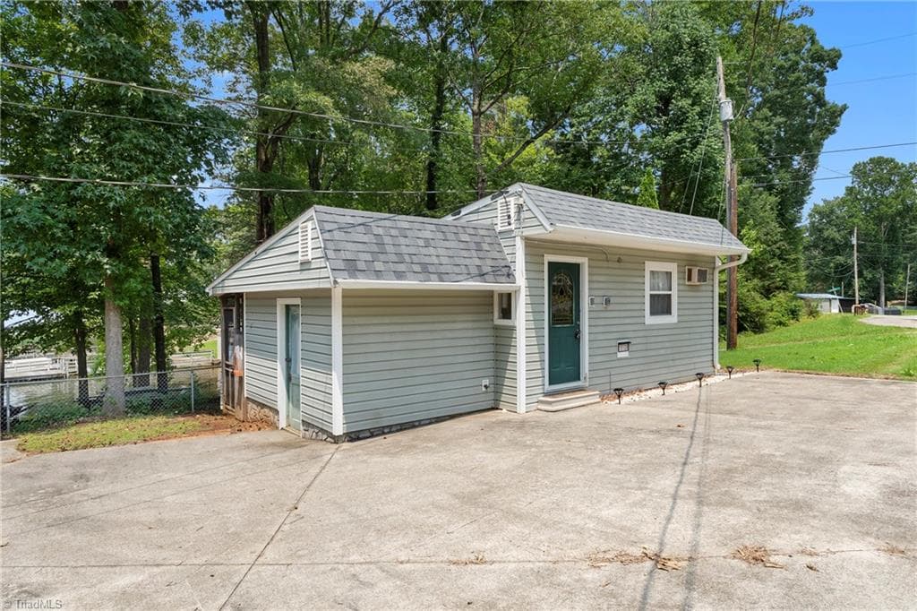 Stick/Site Built at 191 Shoreline Drive, Lexington NC 27292, photo 25 of 37