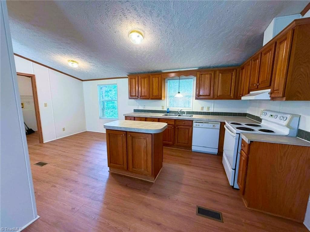 Manufactured Home at 1042 Wells Creek Road, Madison NC 27025, Madison, photo 15 of 96
