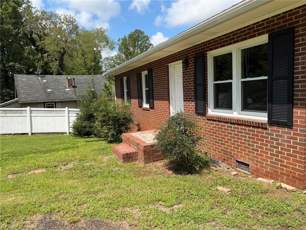 Stick/Site Built at 308 K Street, North Wilkesboro NC 28659, North Wilkesboro, photo 2 of 16