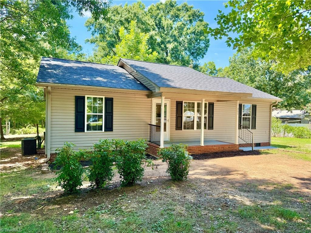 Stick/Site Built at 304 High Rock Drive, Lexington NC 27292, photo 3 of 49