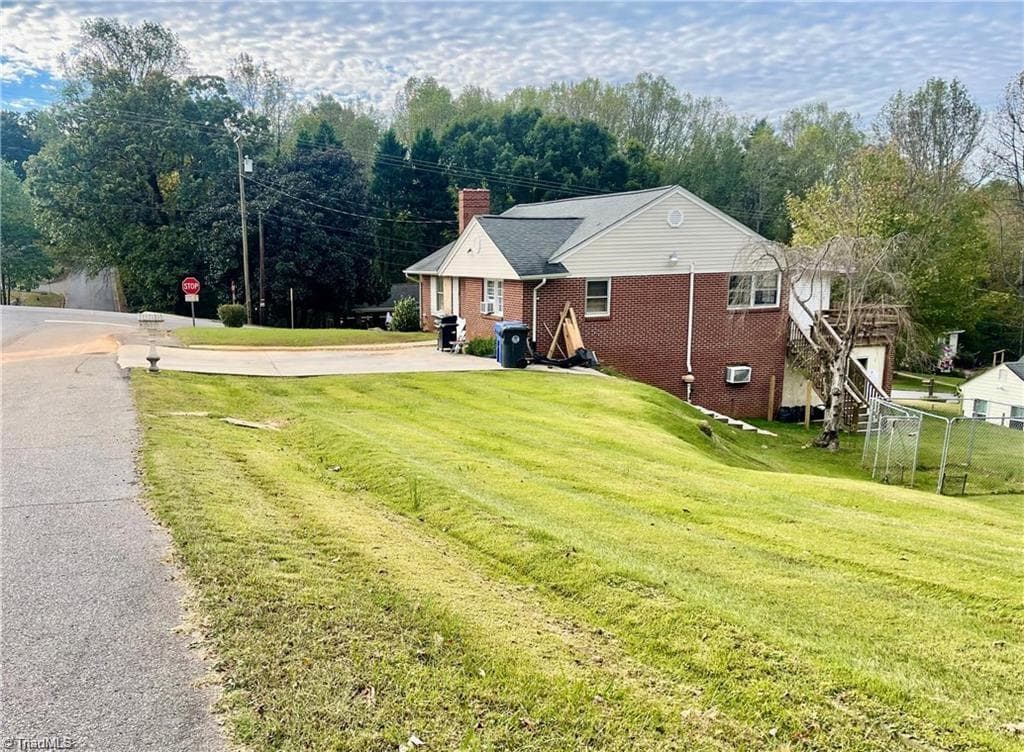 Stick/Site Built at 901 10th Street, North Wilkesboro NC 28659, North Wilkesboro, photo 2 of 26