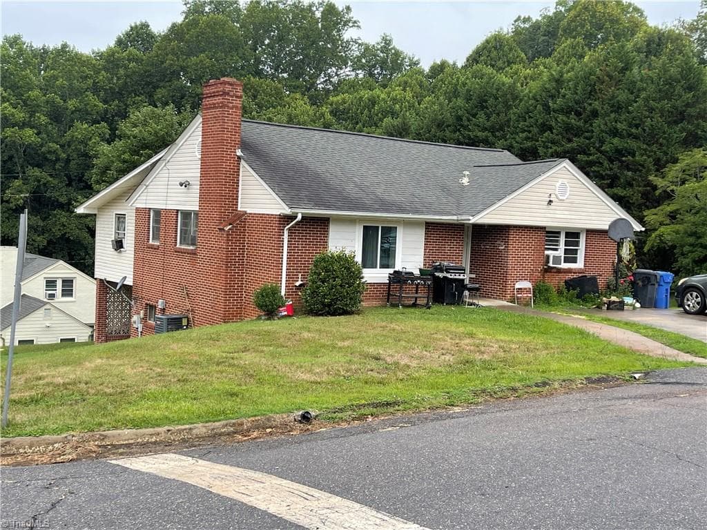 Stick/Site Built at 901 10th Street, North Wilkesboro NC 28659, North Wilkesboro, photo 7 of 26