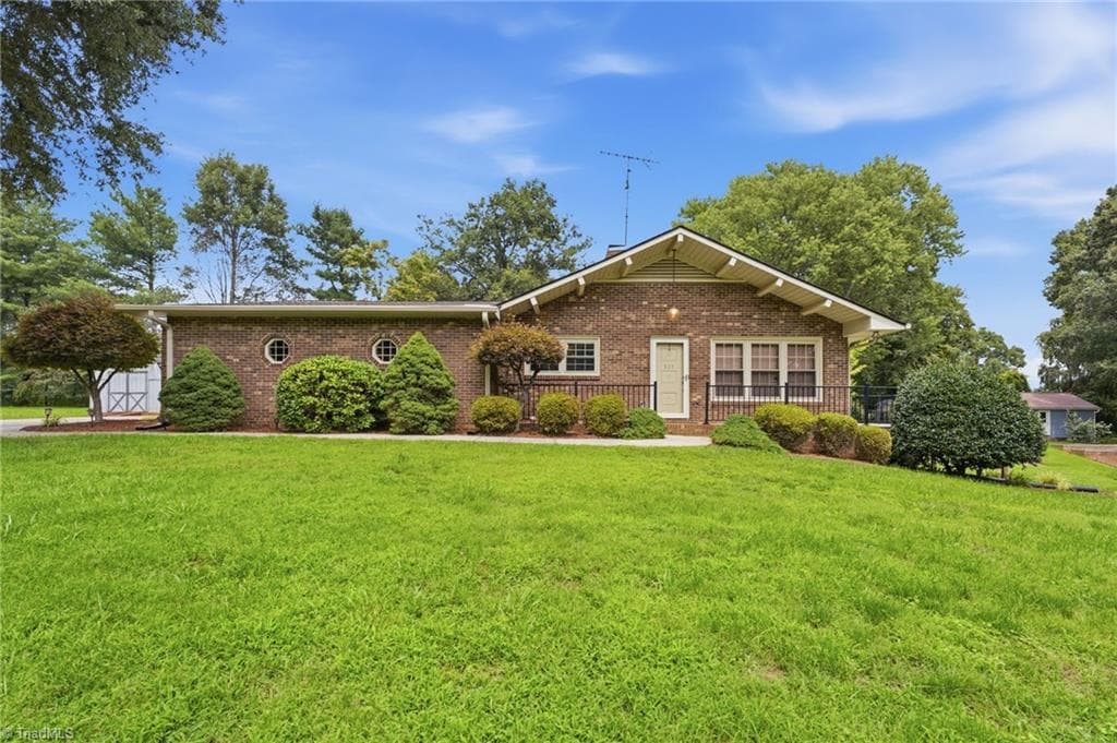 325 Spring Street, Yadkinville NC 27055