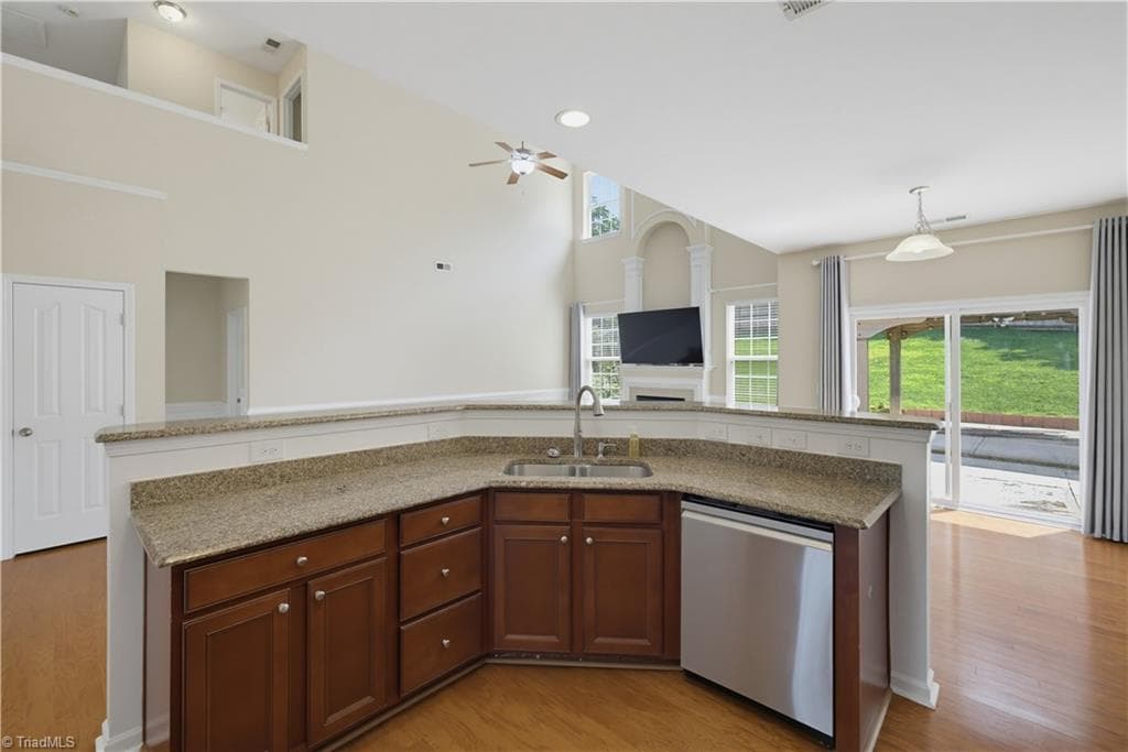 Stick/Site Built at 3540 Lamplight Way, High Point NC 27265, photo 6 of 35