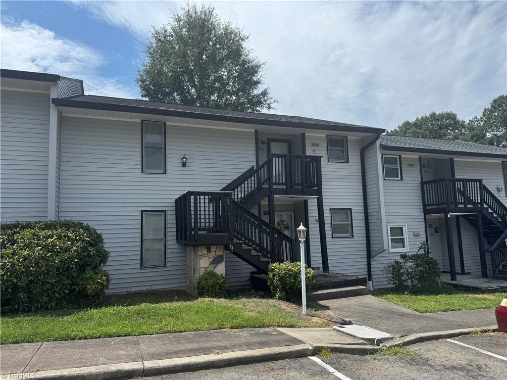 Stick/Site Built at 894 Ridge Court, Winston-Salem NC 27107, photo 2 of 23
