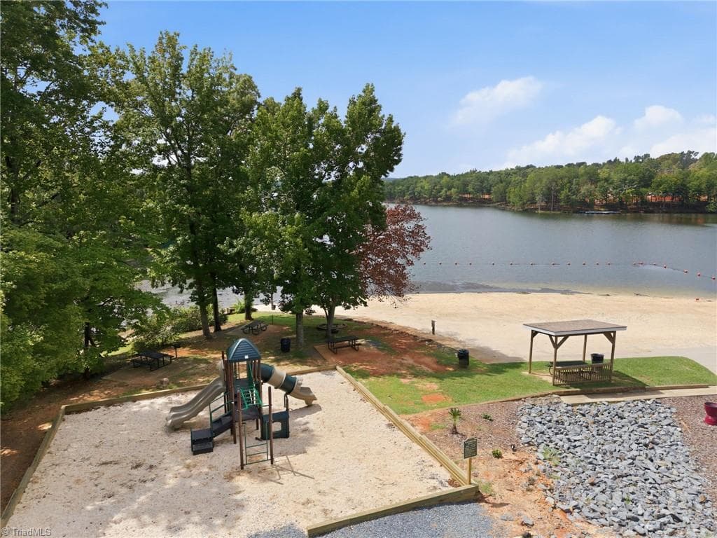 Manufactured Home at 151 Dogwood Circle, New London NC 28127, New London, photo 9 of 44