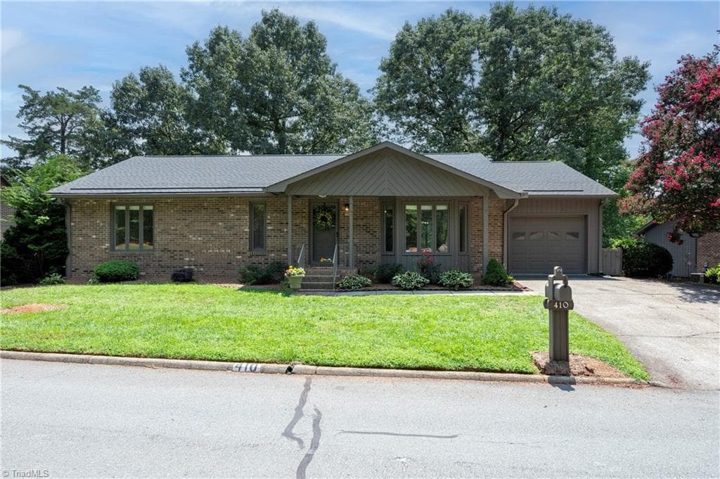 Stick/Site Built at 410 Ridgehaven Drive, Winston-Salem NC 27104, Winston-Salem, photo 2 of 50