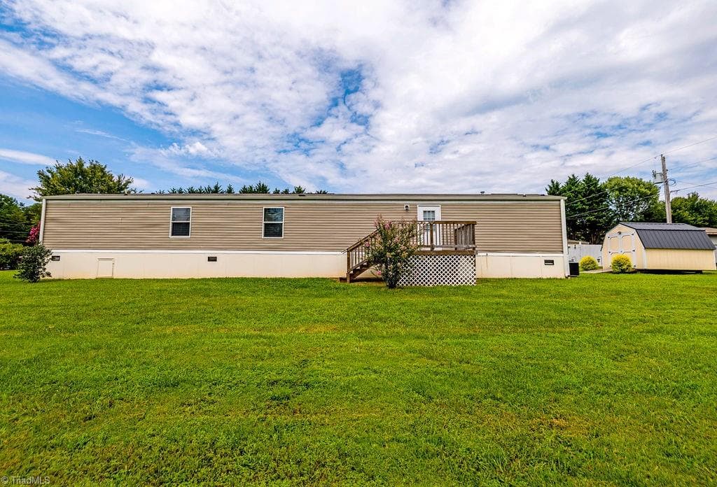 1095 Willow Creek Drive, Pinnacle NC 27043