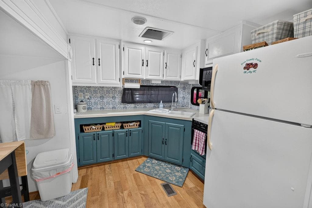 Manufactured Home at 189 Club House Drive, Ennice NC 28623, photo 6 of 37