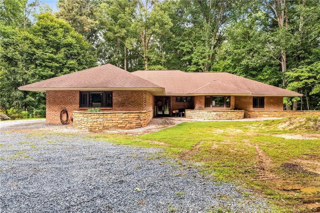 381 Hunters Point, Lexington NC 27295