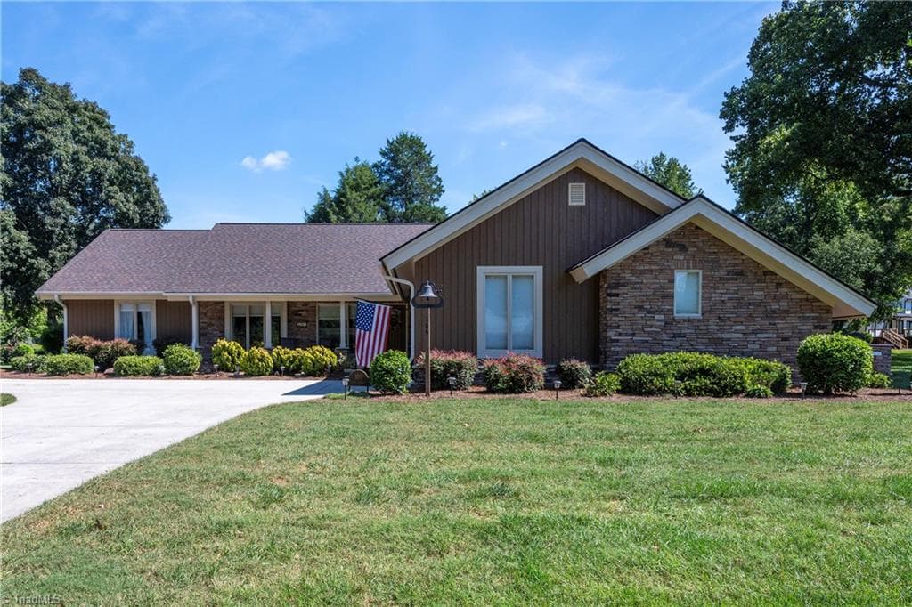 Stick/Site Built at 109 Holly Circle, Bermuda Run NC 27006, Bermuda Run, photo 3 of 47