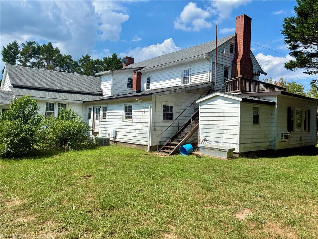 Apartment at 1109 W Main Street, Yadkinville NC 27055, photo 3 of 12