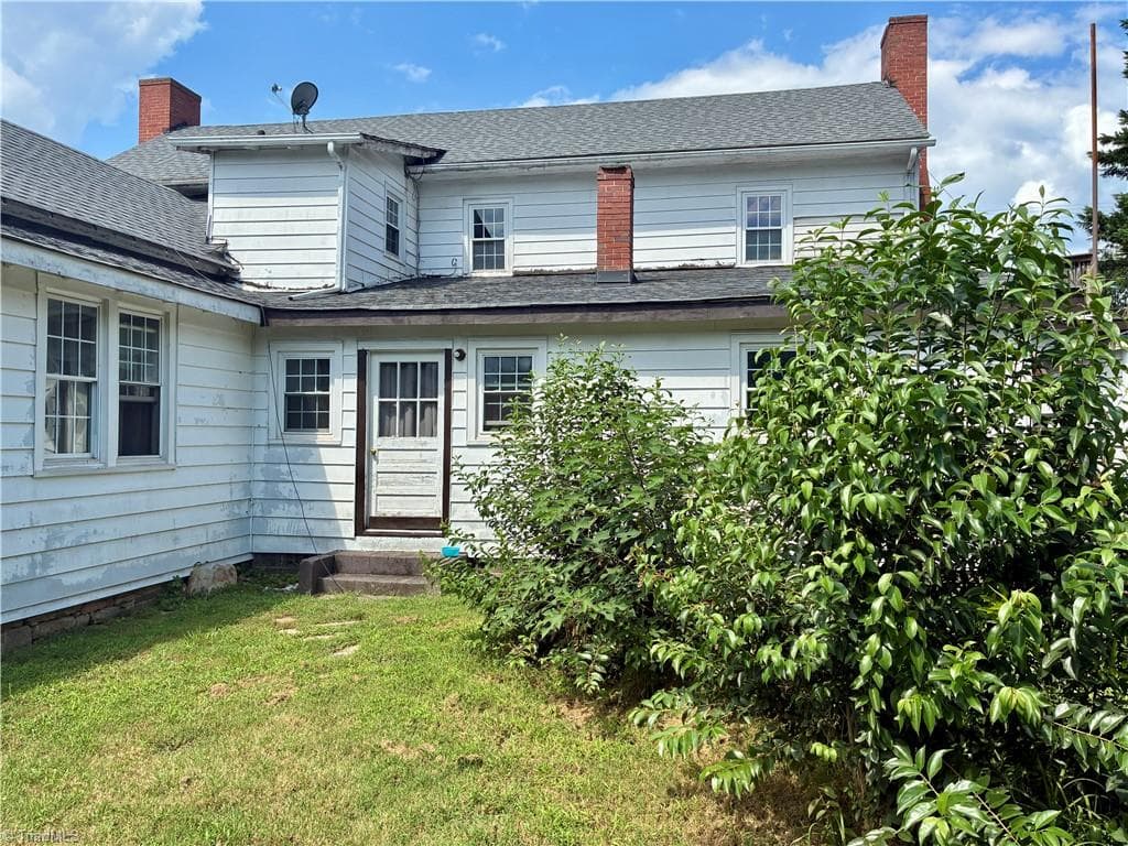 Apartment at 1109 W Main Street, Yadkinville NC 27055, photo 9 of 12