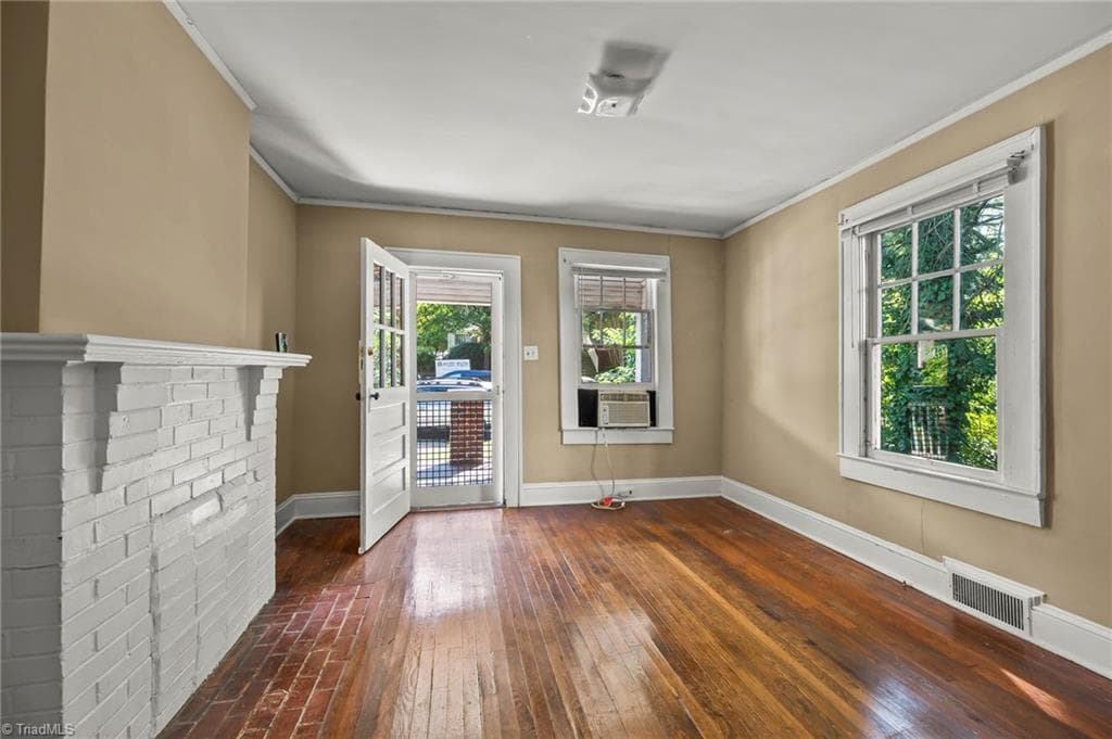 Duplex at 118 & 120 S Poplar Street, Winston-Salem NC 27101, Winston-Salem, photo 5 of 19