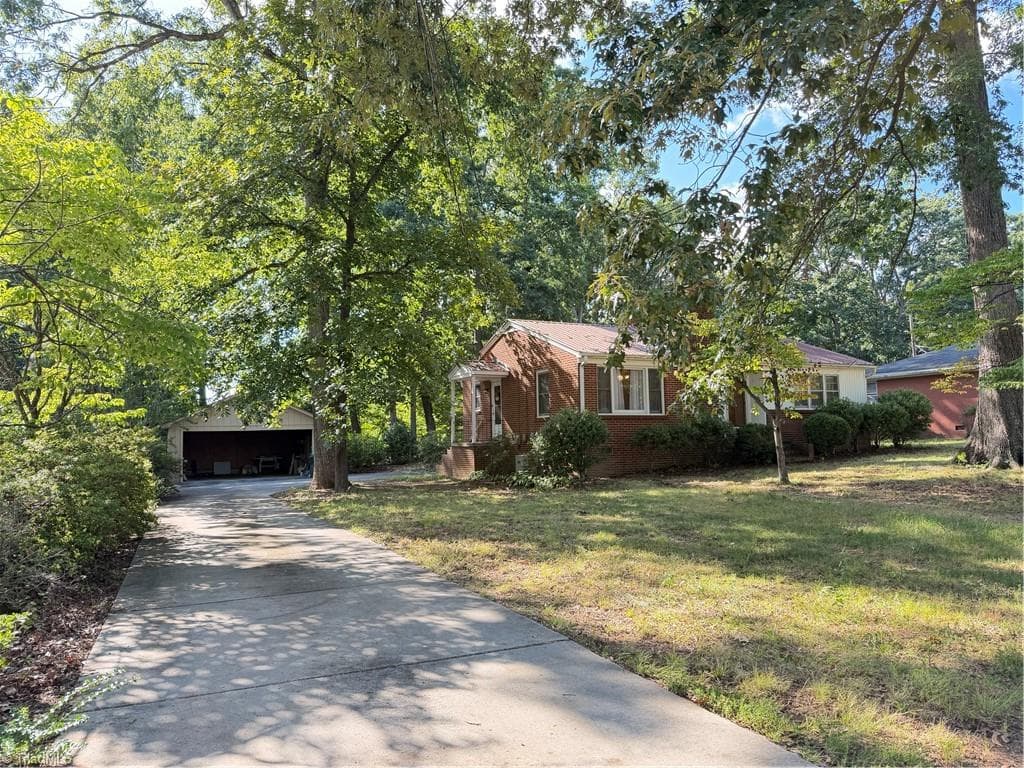 Stick/Site Built at 16 Vivian Street, Thomasville NC 27360, photo 4 of 33