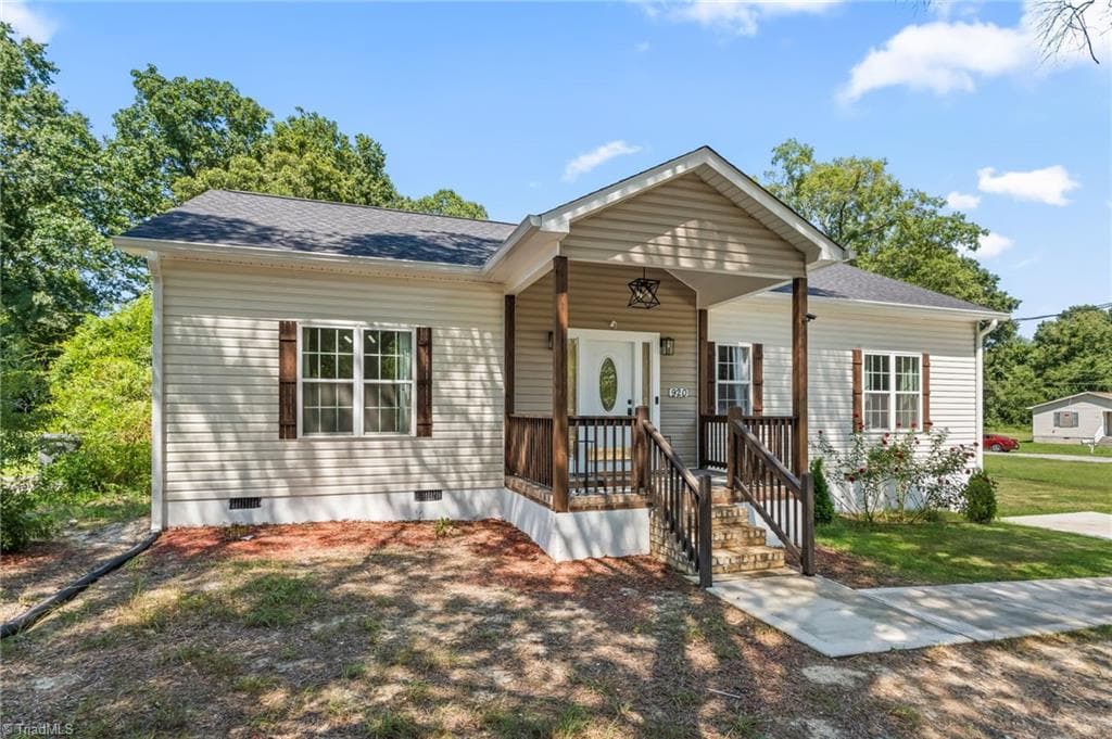 Stick/Site Built at 920 Fairway Avenue, Thomasville NC 27360, photo 2 of 32