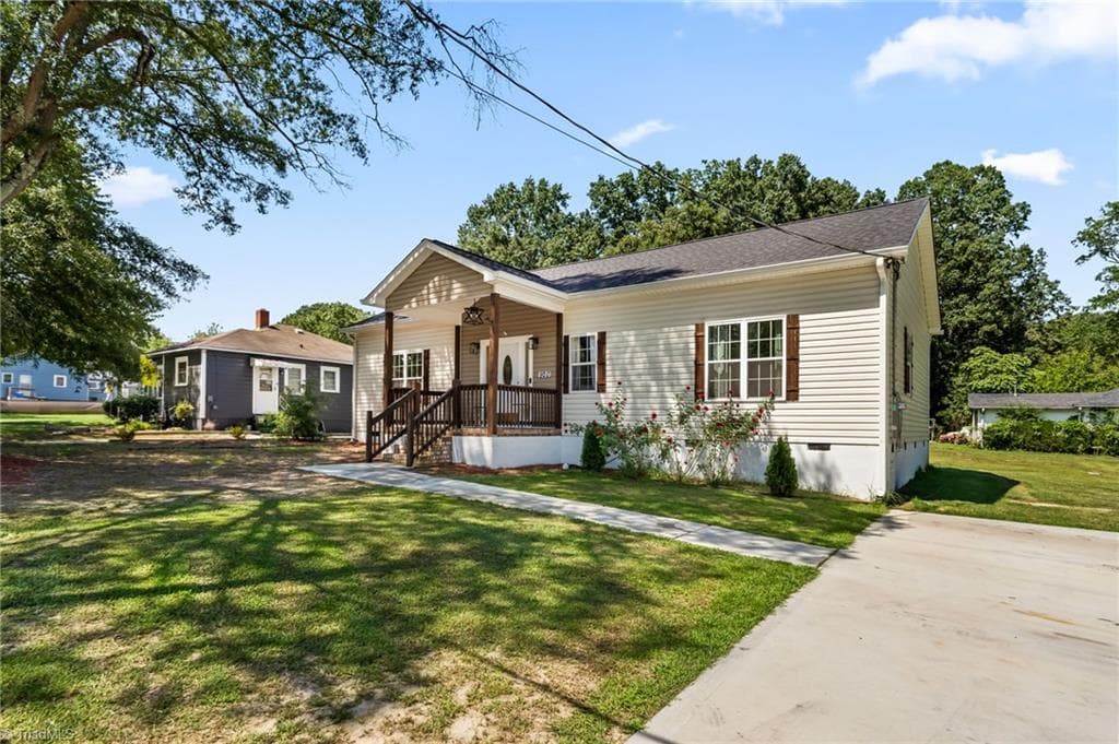 Stick/Site Built at 920 Fairway Avenue, Thomasville NC 27360, photo 3 of 32