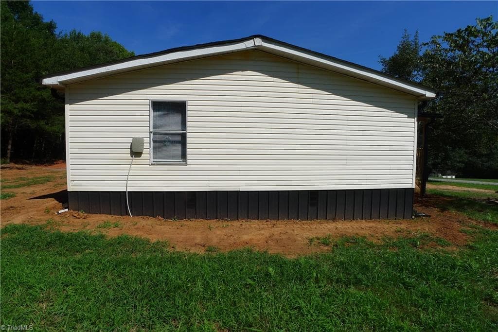 Manufactured Home at 2005 Monico Lane, Yadkinville NC 27055, Yadkinville, photo 13 of 64