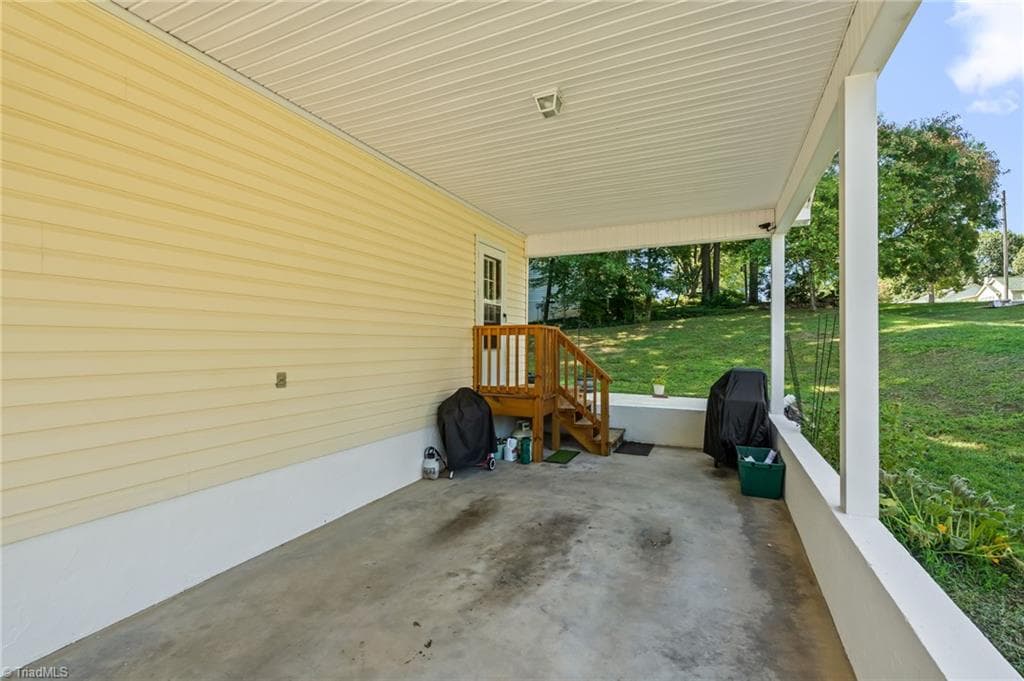 Stick/Site Built at 6 Oak Ridge Drive, Thomasville NC 27360, photo 23 of 30